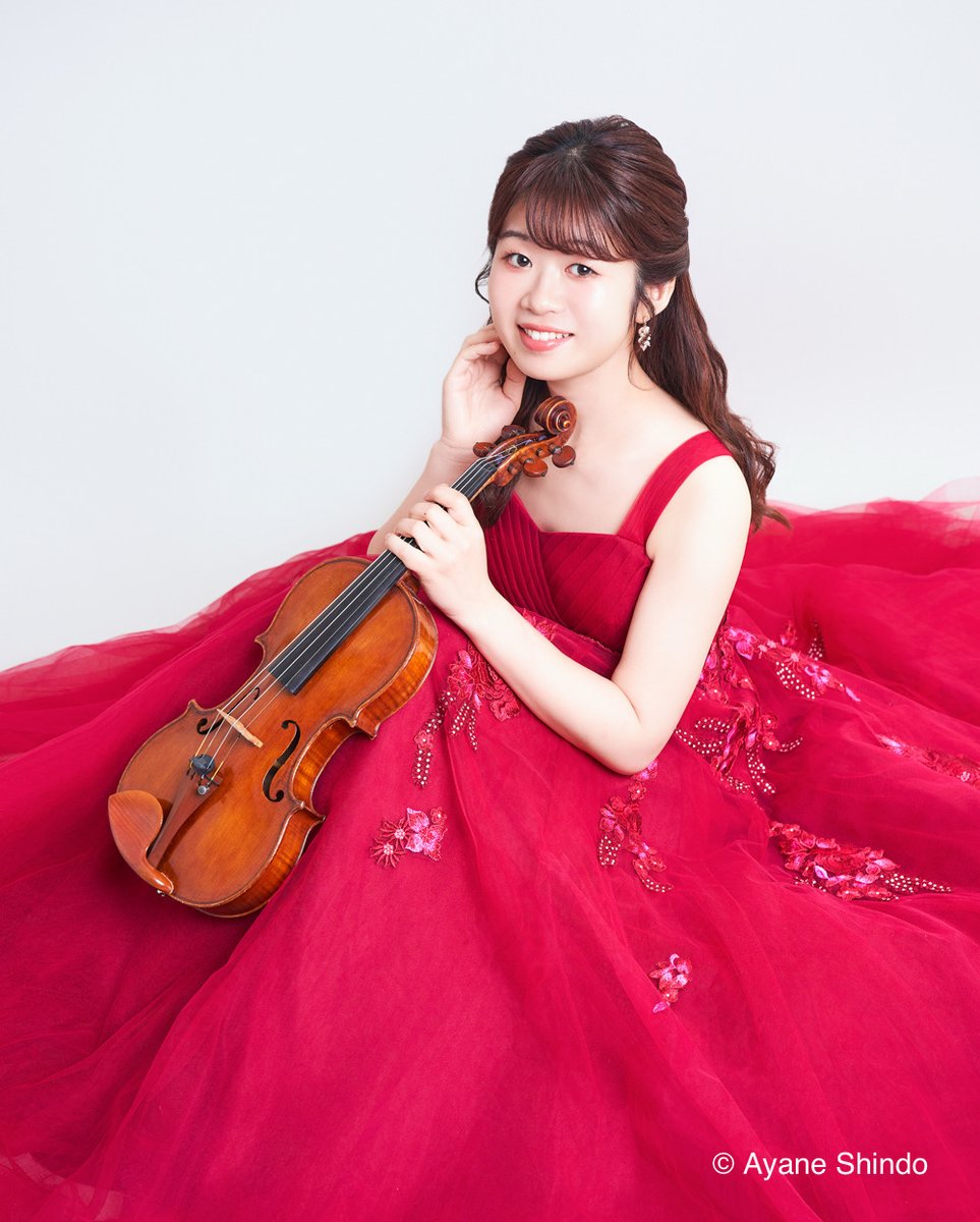 senzokuondai's tweet photo. 【Topics】『弦楽器コース公式アンバサダー』

洗足学園音楽大学弦楽器コースでは、今年度から公式アンバサダー制度を導入し、洗足の魅力および弦楽器コースの魅力を発信してもらうことになりました。今回、任命されたのは卒業生の 松本シオンさん、藤岡瑞季さんのお二人です。

https://t.co/8q4EBLdA9n