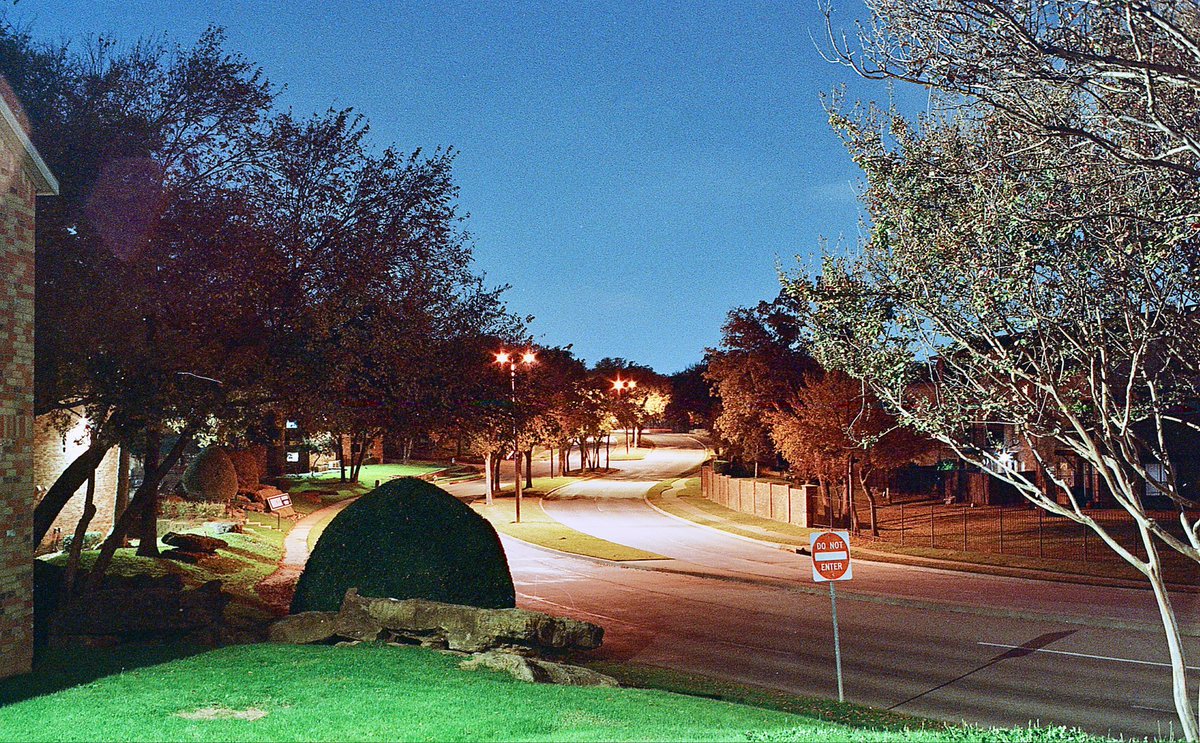 Mijn favoriete foto van de dag. De straat waar ik woon tijdens het Blue Hour. Het Blue Hour is een mooie tijd van de dag om een foto te trekken. Het blauwe in de lucht en het gele van het kunstmatige licht complimenteren elkaar mooi #creatingmemories