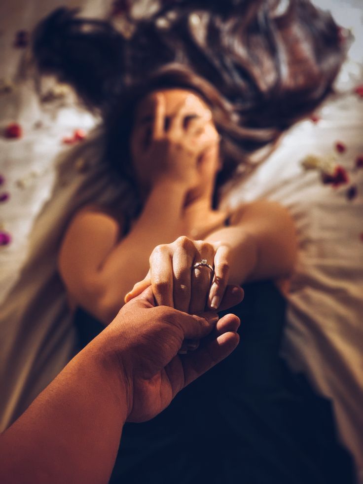 ival_poet's tweet image. கதை சொல்லித் 
தூக்கம் வரவைக்கச் சொன்னால்.. 
&apos;கவிதை&apos; சொல்லி விடியல் வரவைக்கிறான்...!