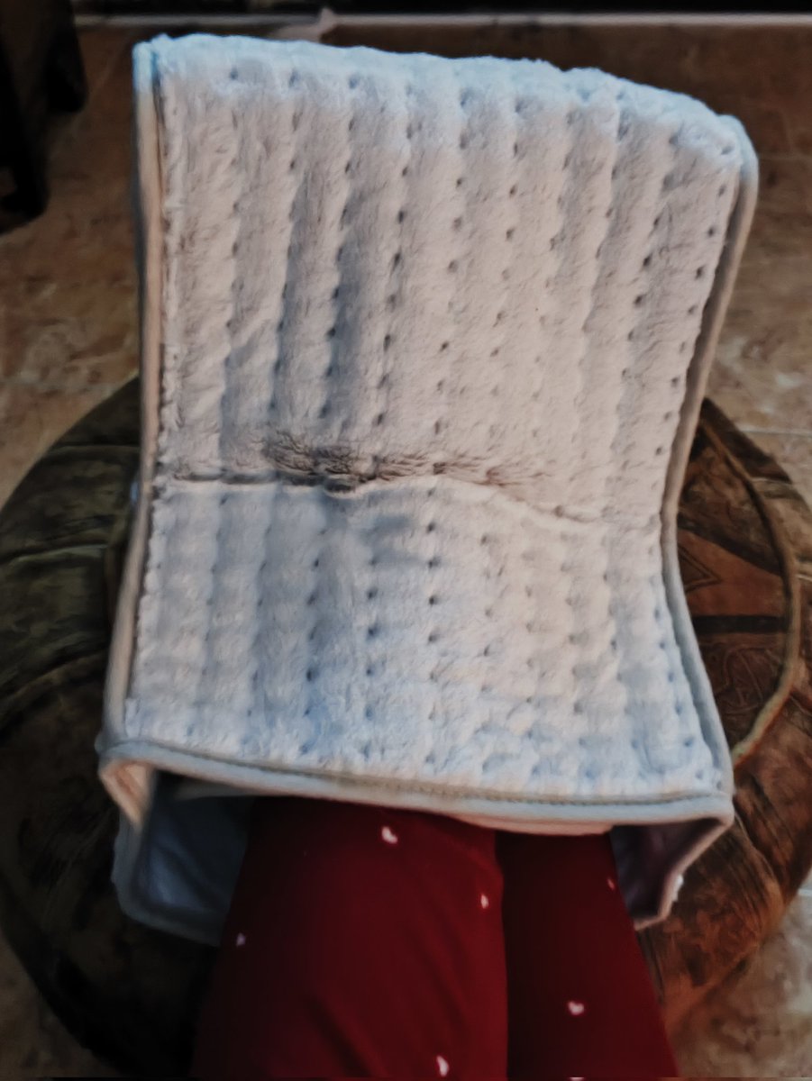 Felicidad. Tener un pequeño paraíso en casa ahora que empieza el fresquito es una maravilla, va con borreguito por dentro para mimar hasta los pies más cadavéricamente helados, mi nuevo placer diario que me ha regalado un ángel. Tú puedes ser otro ángel re-regalándomelo: 30€🫰