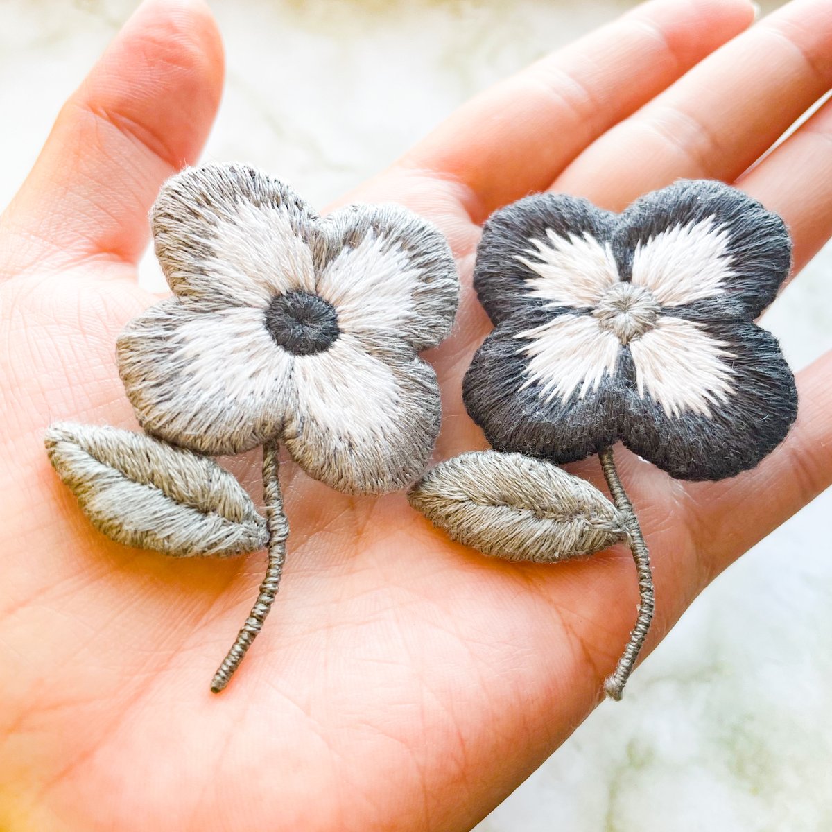 お花の立体刺繍ブローチ 今回はモノクロな2種類を仕立てました