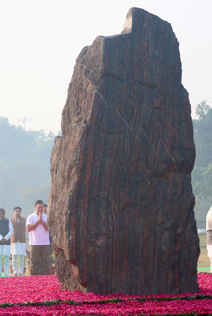 RahulGandhi's tweet image. भारत के लिए निडर होकर फैसले लेने और हर परिस्थिति में देशहित को प्रथम रखने की प्रेरणा मुझे दादी से ही मिली है।

उनका साहस, देशभक्ति और नैतिकता आज भी मुझे अन्याय के ख़िलाफ़ मज़बूती से खड़े होने का हौसला देती हैं।