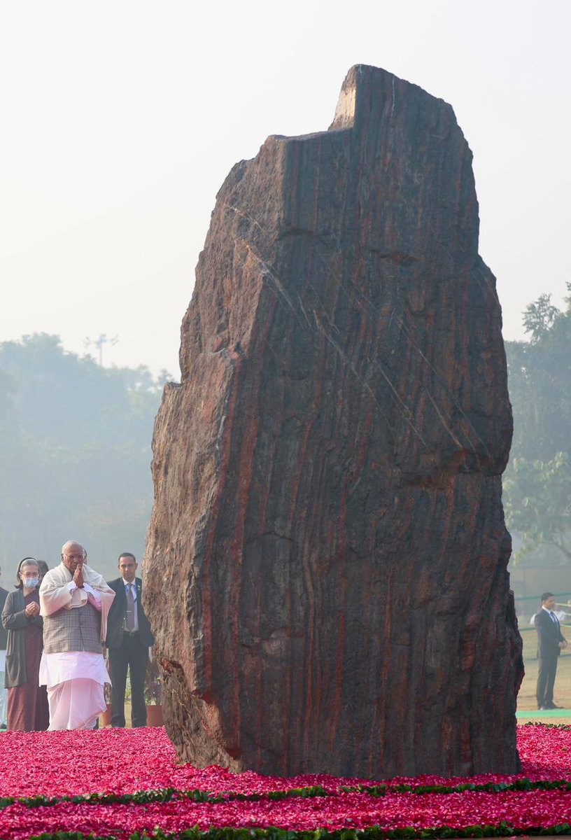 RahulGandhi's tweet image. भारत के लिए निडर होकर फैसले लेने और हर परिस्थिति में देशहित को प्रथम रखने की प्रेरणा मुझे दादी से ही मिली है।

उनका साहस, देशभक्ति और नैतिकता आज भी मुझे अन्याय के ख़िलाफ़ मज़बूती से खड़े होने का हौसला देती हैं।