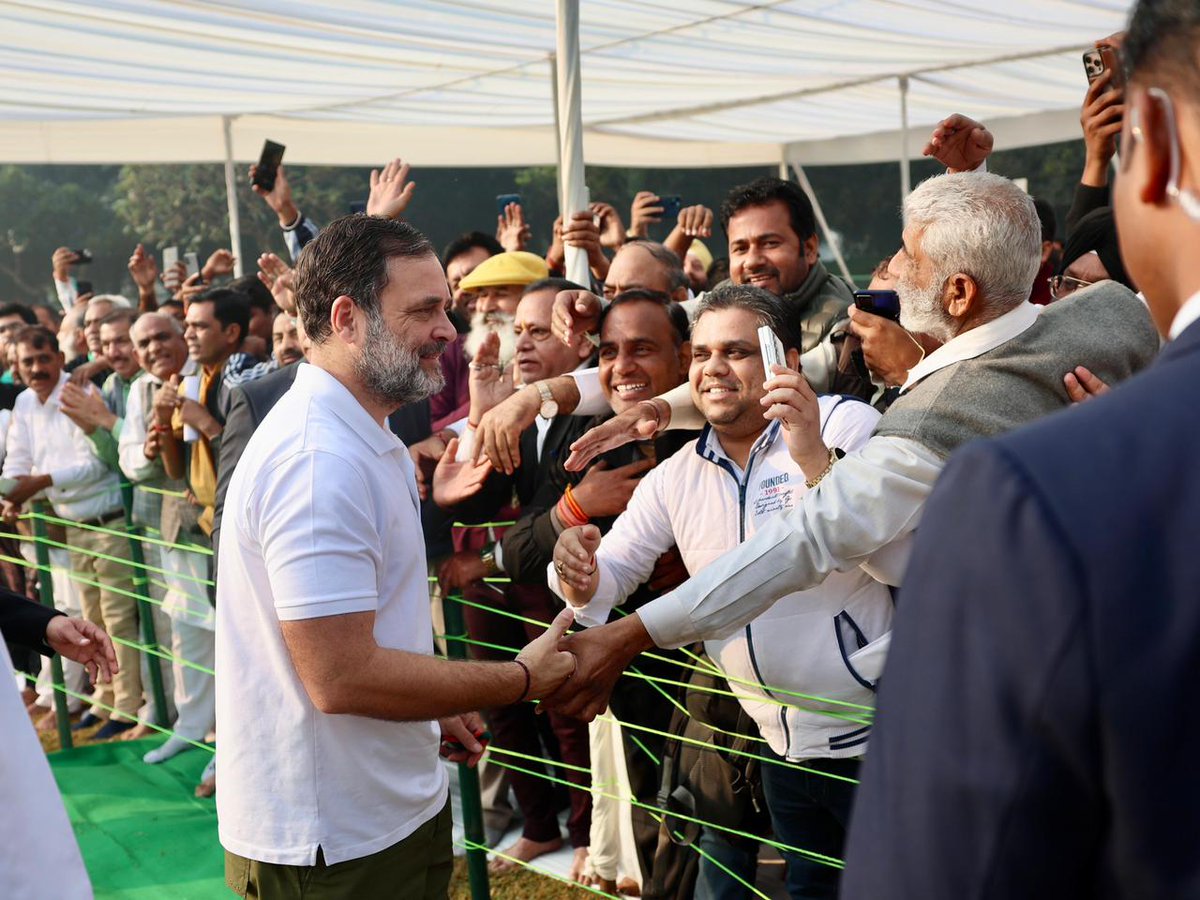 RahulGandhi's tweet image. भारत के लिए निडर होकर फैसले लेने और हर परिस्थिति में देशहित को प्रथम रखने की प्रेरणा मुझे दादी से ही मिली है।

उनका साहस, देशभक्ति और नैतिकता आज भी मुझे अन्याय के ख़िलाफ़ मज़बूती से खड़े होने का हौसला देती हैं।