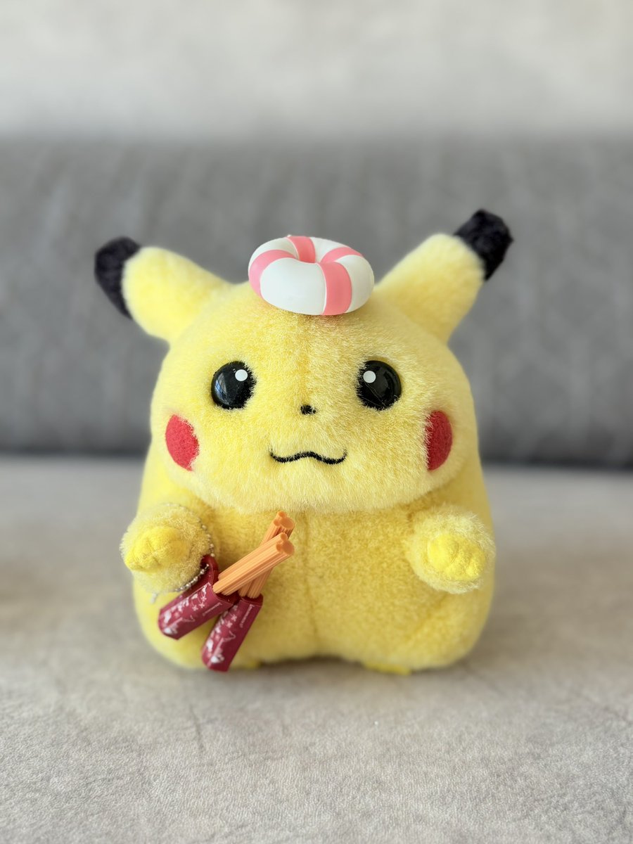 チュロスとうきわマンをもらって
ごきげんなピカチュウ