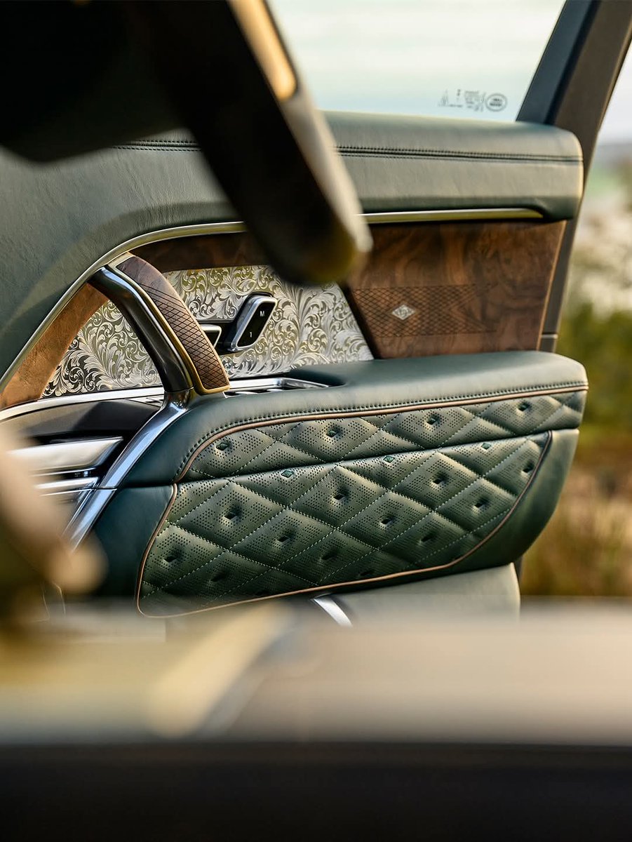 BoitumeloCaleb's tweet image. Overfinch and Holland &amp;amp; Holland just dropped the most ritzy Range Rover ever

 Cloaked in a deep British Racing Green, the car’s stance is both aristocratic and athletic. Some would say sporty, yet effortlessly regal. Fitting..