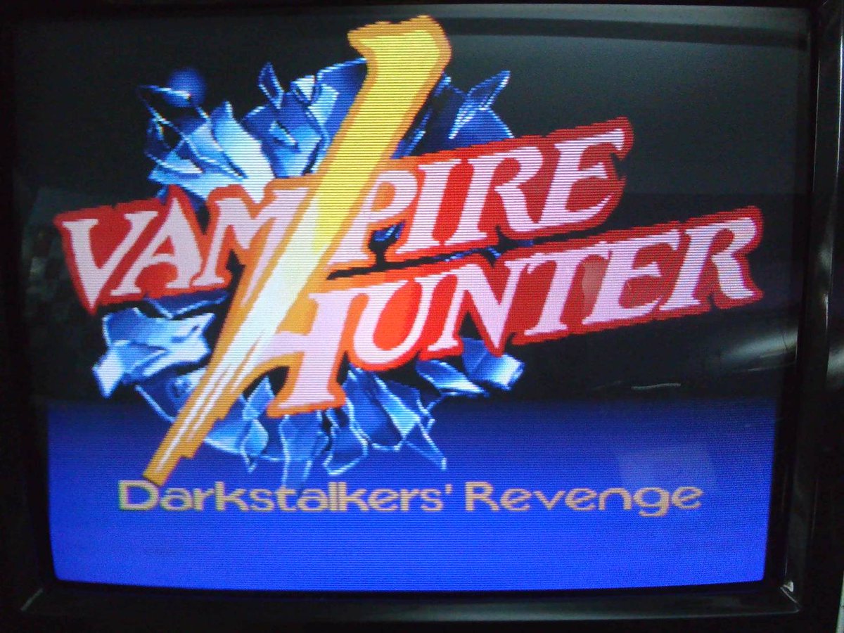 f_waiwai's tweet image. 【あの台が戻ってきた！】 お待たせしました。『ヴァンパイアハンター』、稼働開始です！ 筐体の前に立つだけで、当時のBGMと興奮が蘇ります！ チェーンコンボを決めに来てください！ #ヴァンパイアハンター #レトロアーケード