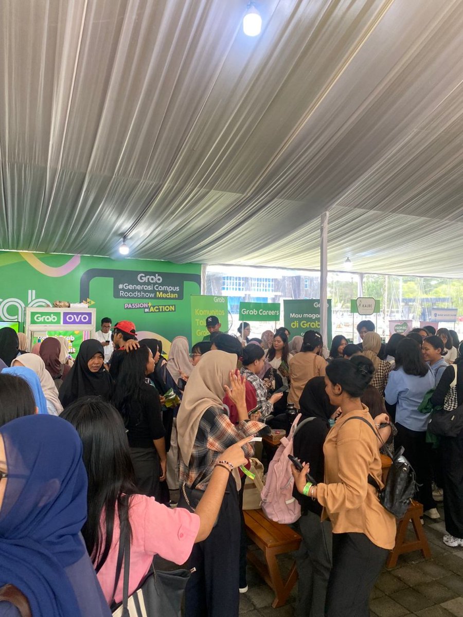 dari kejauhan udah keliatan kerumunan depan venue, area Grab Generasi Campus Roadshow makin rame karena anak2 #GenerasiCampus2025 sibuk muter2 nyari spot yang paling enak sebelum acara mulai.