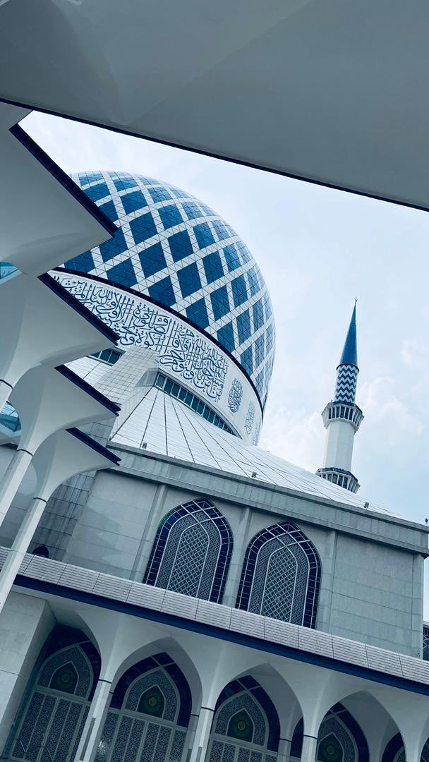 frdxuus's tweet photo. Tahukah anda Masjid Negeri Selangor, Masjid Sultan Salahuddin Abdul Aziz Shah mempunyai kubah masjid yang merupakan salah satu terbesar di dunia dengan ketinggian 106.7 meter dan lebarnya 51.2 meter.

#Journalife
#JRN500A
#Journalism 
#Islam 
#Selangor 
#Fakta 
#Masjid
#malaysia https://t.co/SXekXPPVOn