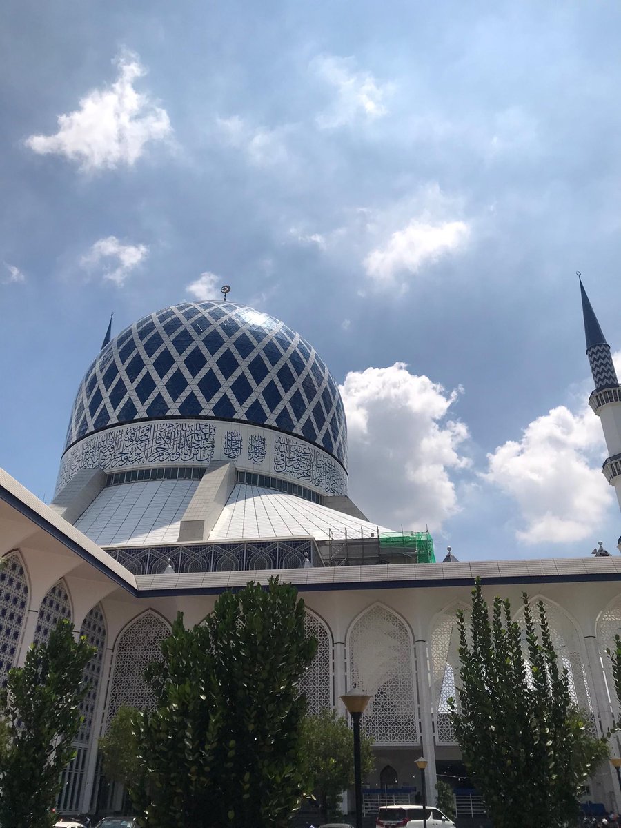 frdxuus's tweet photo. Tahukah anda Masjid Negeri Selangor, Masjid Sultan Salahuddin Abdul Aziz Shah mempunyai kubah masjid yang merupakan salah satu terbesar di dunia dengan ketinggian 106.7 meter dan lebarnya 51.2 meter.

#Journalife
#JRN500A
#Journalism 
#Islam 
#Selangor 
#Fakta 
#Masjid
#malaysia https://t.co/SXekXPPVOn