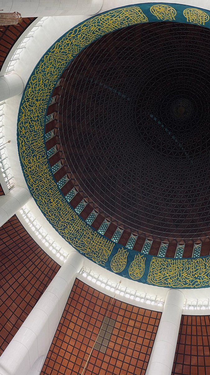 frdxuus's tweet photo. Tahukah anda Masjid Negeri Selangor, Masjid Sultan Salahuddin Abdul Aziz Shah mempunyai kubah masjid yang merupakan salah satu terbesar di dunia dengan ketinggian 106.7 meter dan lebarnya 51.2 meter.

#Journalife
#JRN500A
#Journalism 
#Islam 
#Selangor 
#Fakta 
#Masjid
#malaysia https://t.co/SXekXPPVOn