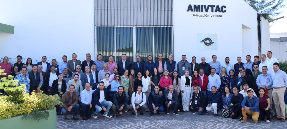 jalisco_sict's tweet photo. La Directora del Centro #SICTJalisco, María Padilla Romo, participó este martes  en la asamblea de #AMIVTAC en la entidad, donde habló del proyecto del tren de pasajeros México-Guadalajara y de trabajos de obras con el tren de pavimentación asignado a #Jalisco. https://t.co/MQWR2zyckl
