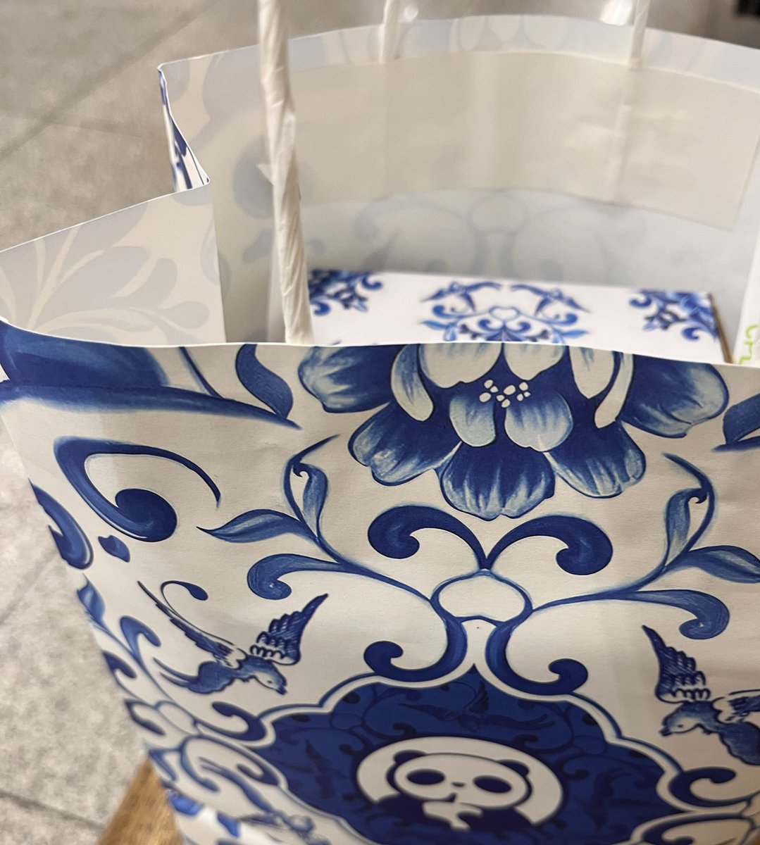 공식적으로 학교에 가야하는 마지막 날. 마음에 어떤 특별한 느낌이 들기에는 학교에 오래 있어서 그런지 덤덤했다. 도비는 이제 20 퍼센트 정도 자유를 득템했습니다 😀😀 다음주에 또 학교 오지만, 오늘을 기념하는 컵 하나 샀다. (학교 굿즈 아님 주의 ㅋㅋ)