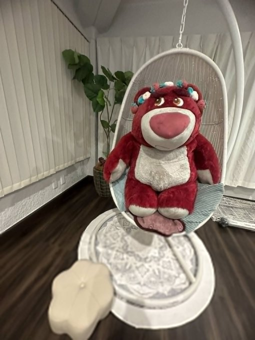 Practice_BM's tweet image. 静かに座っている姿が、部屋全体に温かさと快適さを与えてくれる感じ。細部に至るまで、家の温もりを感じます。🎀🧸

#温かい時間 #可愛いぬいぐるみ #癒しの空間