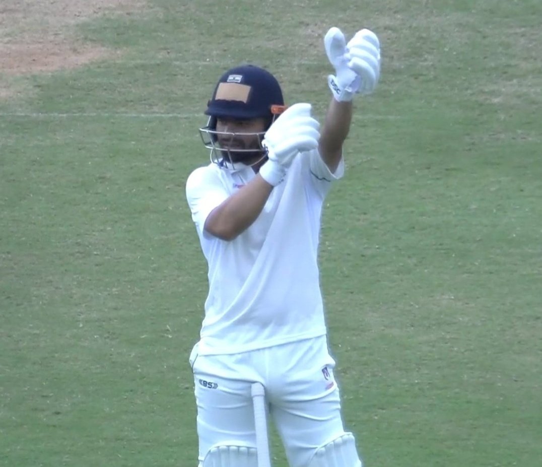 Saabir_Saabu01's tweet image. Hundred for Rinku Singh in the Ranji Trophy! 💯👏

9th First-Class Hundred from 52 matches, What a player. 👌✨

Unreal consistency! 🔥

#RinkuSingh #RanjiTrophy