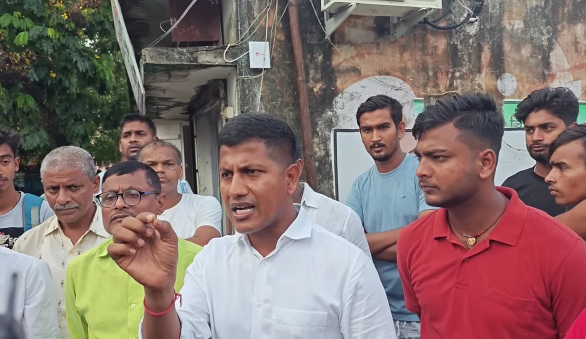 AkhileshYa72's tweet photo. आज तक ऐसी ईमानदारी नहीं देखी,
नाम है विपिन सर-बिहार के, और YouTube पर Maths पढ़ाने वाले जिन्हें आप सब जानते होंगे।

चुनाव में कुछ चंदा मिला था और बाकी उनका अपना पैसा,
इसी का पूरा हिसाब उन्होंने Central Bank of India वाला खाता सार्वजनिक करके दिखा दिया।

चुनाव में 6 से 7 लाख रुपये खर्च हुए,
और अंत में 90 हज़ार रुपये बचे-जो उनका अपना पैसा है, और यही उनकी ईमानदारी का सबसे बड़ा सबूत है।

अपने गाँव के मौजूदा मुखिया होकर,
वो रोज़ लोगों की समस्याएँ खुद सुनने पहुँच जाते हैं।

सड़क, पानी, बिजली हो या किसी परिवार की परेशानी,
विपिन सर हर मुद्दे पर सबसे पहले खड़े दिखाई देते हैं।

Maths Masti से लाखों बच्चों को पढ़ाने वाले,
आज भी राजनीति में सेवा और पारदर्शिता को ही अपना धर्म मानते हैं।
