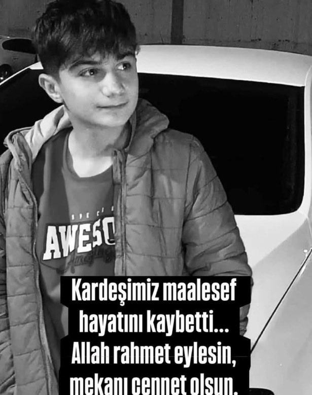 Urfa Bozova'da kalfası tarafından makatına kompresör ile hava basılan 15 yaşındaki Çırak Muhammed Kendirci 4 gündür yoğun bakımda tutulduğu hastanede öldü.
Ne günahı vardı.
O bir candı, canı alındı!
Mekanın cennet olsun evlat.
Nur içinde yat.
#EmekçiStajyerÇıraklarSusmayacak