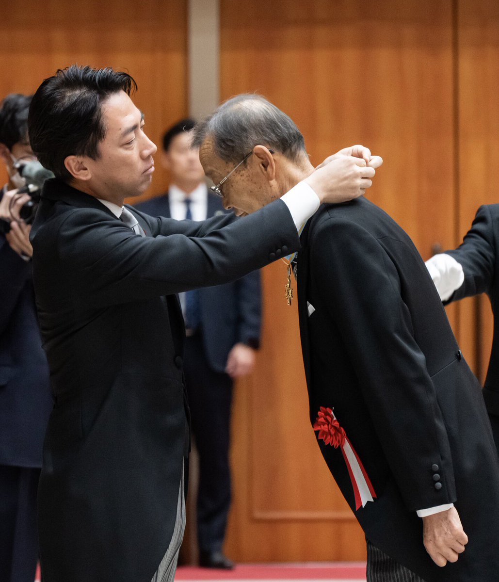 11月19日、小泉防衛大臣は、令和7年秋の勲章伝達式を実施し、国家