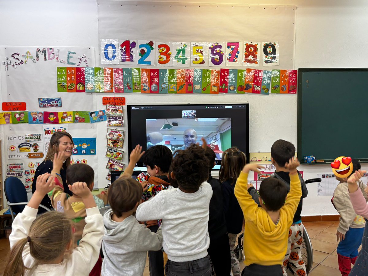 ceipcampocharro's tweet photo. “Los niños preguntan” nuestro nuevo podcast, se pone en marcha con el alumnado de 5 años y Barto, profe de #CEIPLosGiles de @EducacionGobC, dentro del #ProyectoARCE #AgrupacionesEscolares #radioescolar #CharrosEnOnda Ahora a montarlo!!! 👏 🤩 🙌 #somoscampocharro #creandopiña https://t.co/qkoJzLMzsS