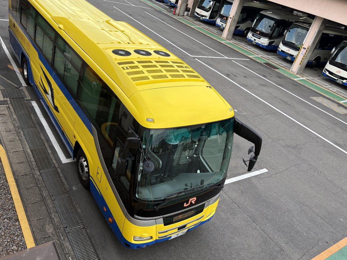 JRtokai_bus's tweet image. JR東海バスの車庫は、他社バス様の車両含め、本日も賑やかでした♪

なお、今後、当社車両は更に賑やかになる予定です！！

#JR東海バス #山梨交通 #monoバス #mono #JRバス中国 #エアロキング #乗務員訓練車 #黄色いバス #幸せの黄色いバス