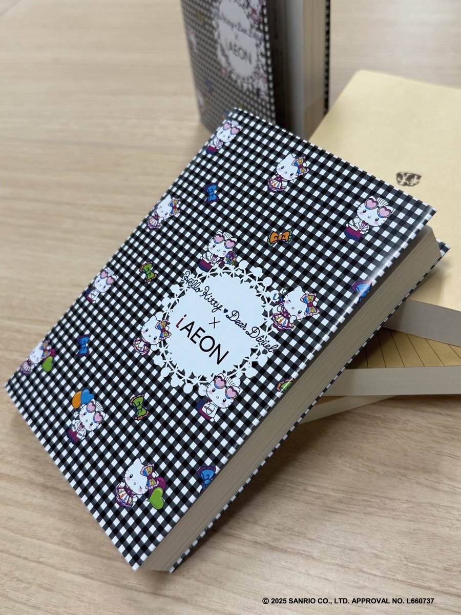 【未来屋書店 限定】11/22(土)～11/30(日）期間中

iAEONアプリでお気に入り登録と
未来屋書店で1円以上ご購入で

オリジナル ハローキティ ブックカバーを
プレゼントします！