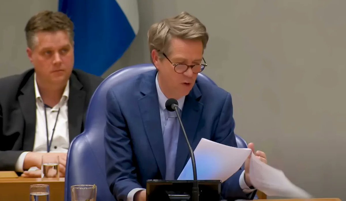 Martin Bosma antwoordt:

"Beste Jan, de aai van Laura Bromet over Thoms aalgladde wangetje was geen felicitatie, het was een boodschap van wat Thierry Baudet altijd het partijkartel noemt..."

buttkicken.nl/2025/11/19/ant… 

#antwoordaanjan #briefjevanjan