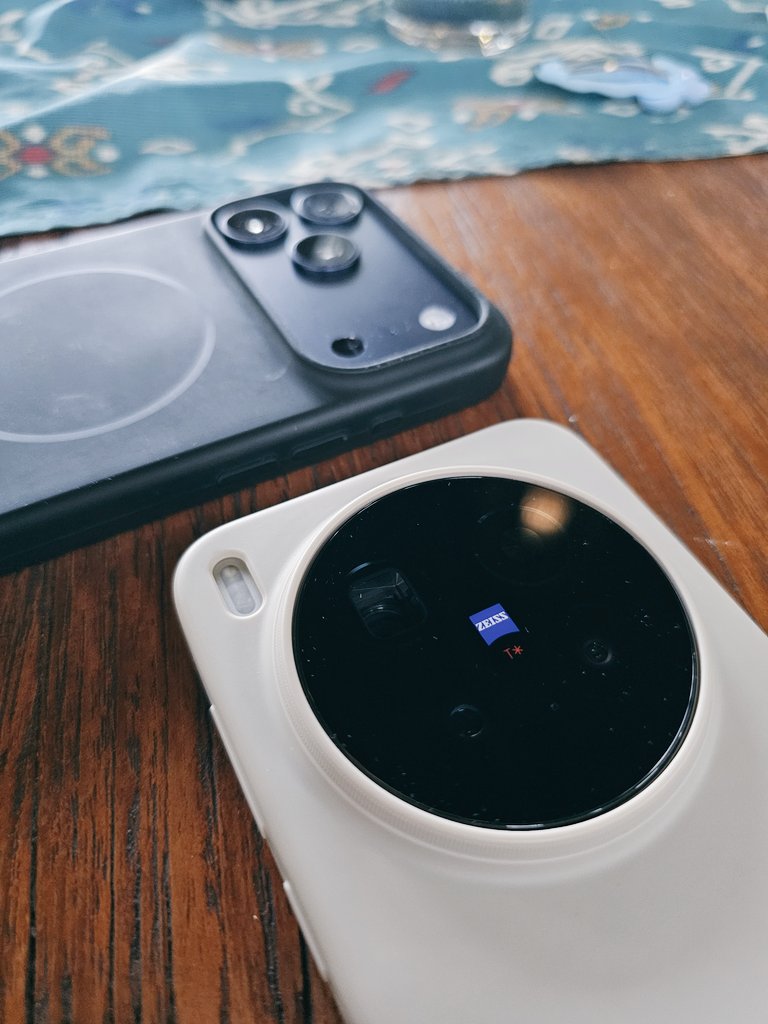 commaditya's tweet image. sedang memegang dua hape ini. hmmm.