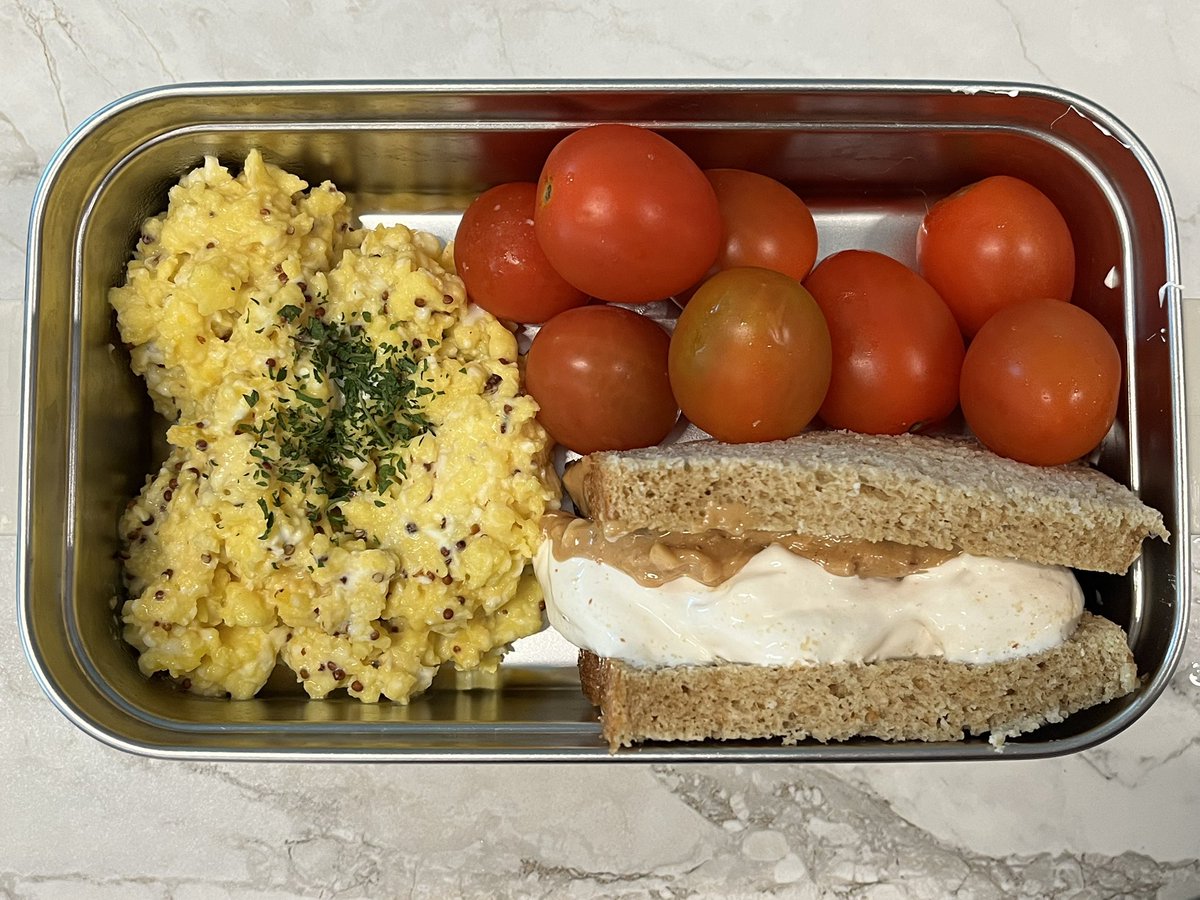 저녁

에그그릭,방토, fluffer nutter

이게 마시멜로우잼이랑 땅콩버터를 샌드해서 먹는 음식이래요!! 알룰로스랑 판젤라틴으로 만든 다이어터 버전 마시멜로랑 100퍼 땅콩버터, 프로틴 저당 식빵으로 만들어 먹었어요

다음엔 쫀쿠도 만들어봐야지..🤤🤤

레시피: youtube.com/shorts/y8l_q7_…