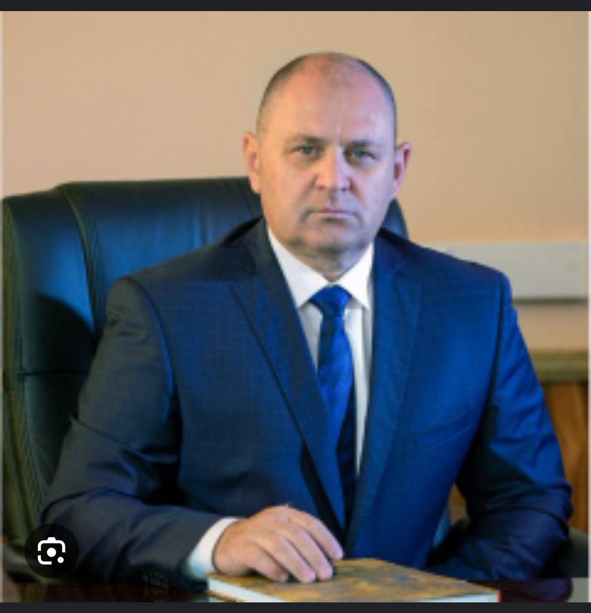 Avn_vlc's tweet image. Я правильно понимаю, что &quot;судья&quot; Кушев В.Е. удалился в совещательную комнату, где совещался сам с собой и вынес приговор единолично?
Судя по фото, он бы меня вообще расстрелял и я еще легко отделался 24мя годами тюрьмы :)