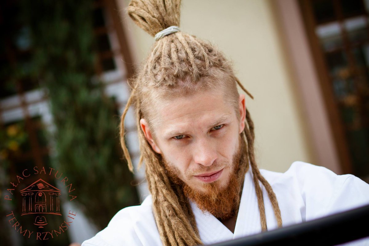 アウフグースWM世界大会王者✨
日本のアウフグースマスターからも絶大なリスペクトを集める、ルーカス氏が来日＆SAUNA THEATERに登場♪
技術のみならず、その精神性、世界観が観客に深い感動を与えます🤣

アウフグースマスター・ルーカス（Lukasz Dtuzniewski）presentsプレミアムアウフグース