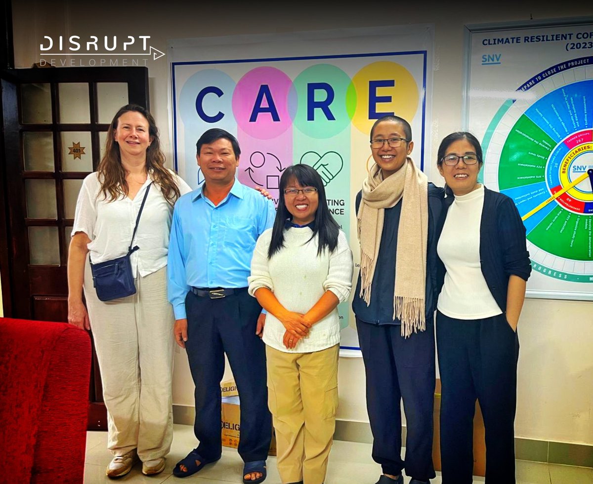 Disrupt_Dev's tweet image. 🇻🇳 Part of our Disrupt team is in Vietnam this week
Here: Khang, Margreet &amp;amp; the SNV team in Dak Lak. Together with NKG &amp;amp; TCN, they work with coffee farmers to adopt sustainable practices and produce better, more profitable beans.

#DisruptDevelopment #Tchibo #Vietnam