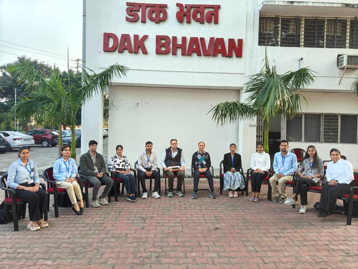 CPMGMP's tweet image. दिनांक 17.11.2025 को परिमंडल कार्यालय भोपाल में 
स्कोप ग्लोबल इंस्टीट्यूट, भोपाल के MBA छात्र-छात्राओं को इंटर्नशिप हेतु उपस्थित हुए । श्री पवन कुमार डालमिया निदेशक डाक सेवाए मुख्यालय परिक्षेत्र के द्वारा बच्चों के साथ चर्चा की गई । इंटर्नशिप में फाइनेंस, मार्केटिंग एवं इंटरनेशनल…