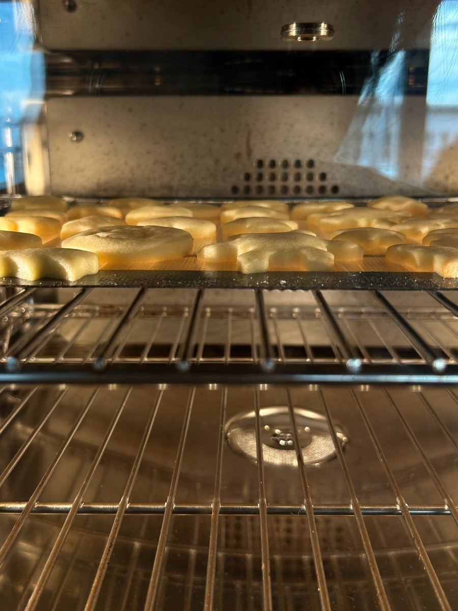 peacearhpn's tweet image. L &amp;amp; L &amp;amp; C #peacearhpn 🍪🌲👩🏻‍🍳💫✨