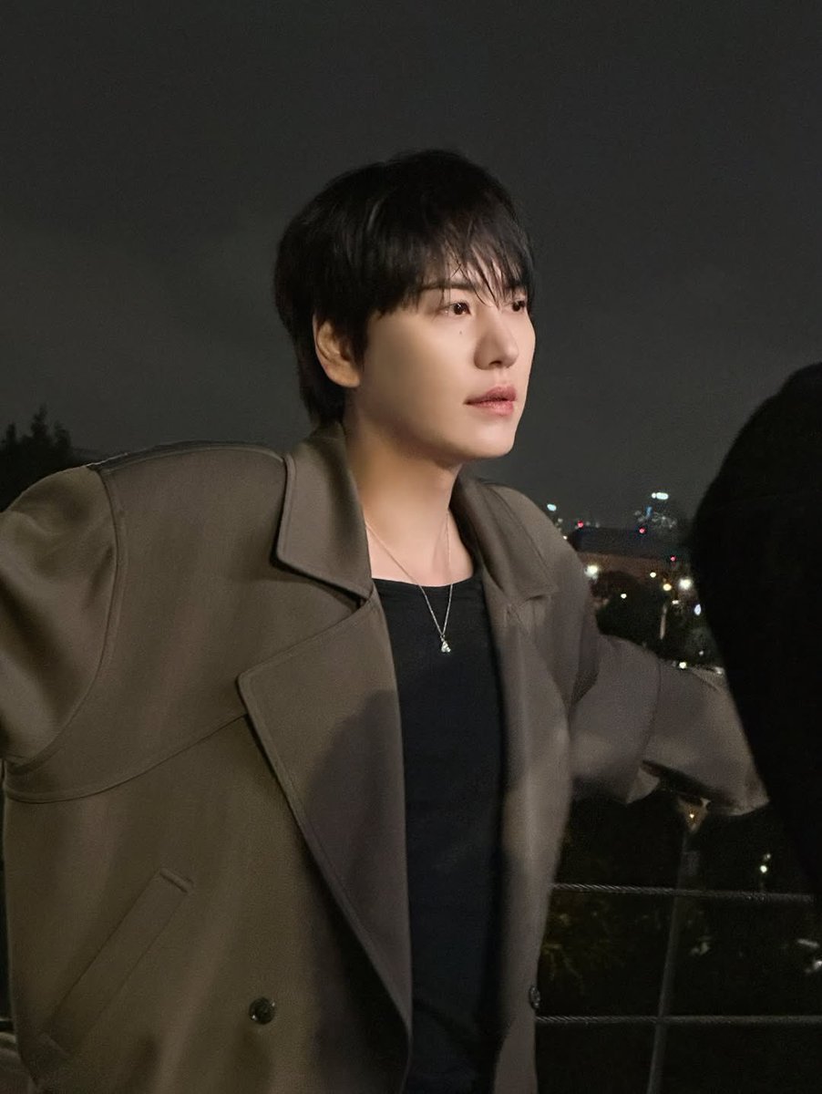 검정티에 밤색코트, 목걸이, 축처진머리카락, 죽은안광, 내려보는 시선처리, 어깨 5미터, 얼굴 존잘