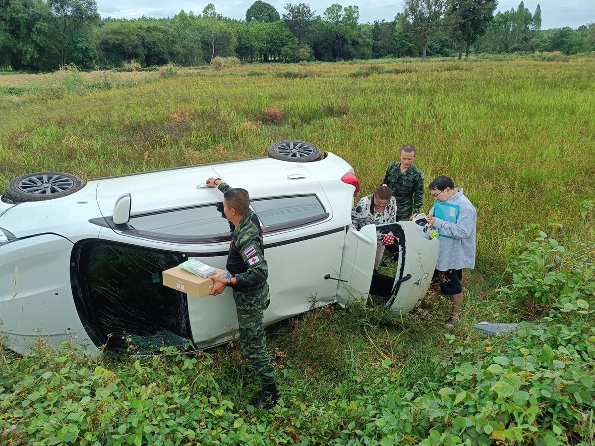 army2pr's tweet image. พ.ท.จตุพล  นิยมปัทมะ ผบ.ร.3 พัน.2/ผบ.พัน.ร.12 พร้อมด้วย พ.ต. ผดุงเดช พ่อค้าช้าง รองผบ.ร.3 พัน.2/ผบ.พัน.ร.12 และกำลังพล ขณะเดินทางปฏิบัติภารกิจในพื้นที่ จ.ศรีสะเกษ พบเห็นรถเสียหลักลงข้างทาง บริเวณ บ.หนองหว้า ต.ภูผาหมอก อ.กันทรลักษ์ จ.ศรีสะเกษ จึงได้เข้าช่วยเหลือผู้ประสบอุบัติเหตุ