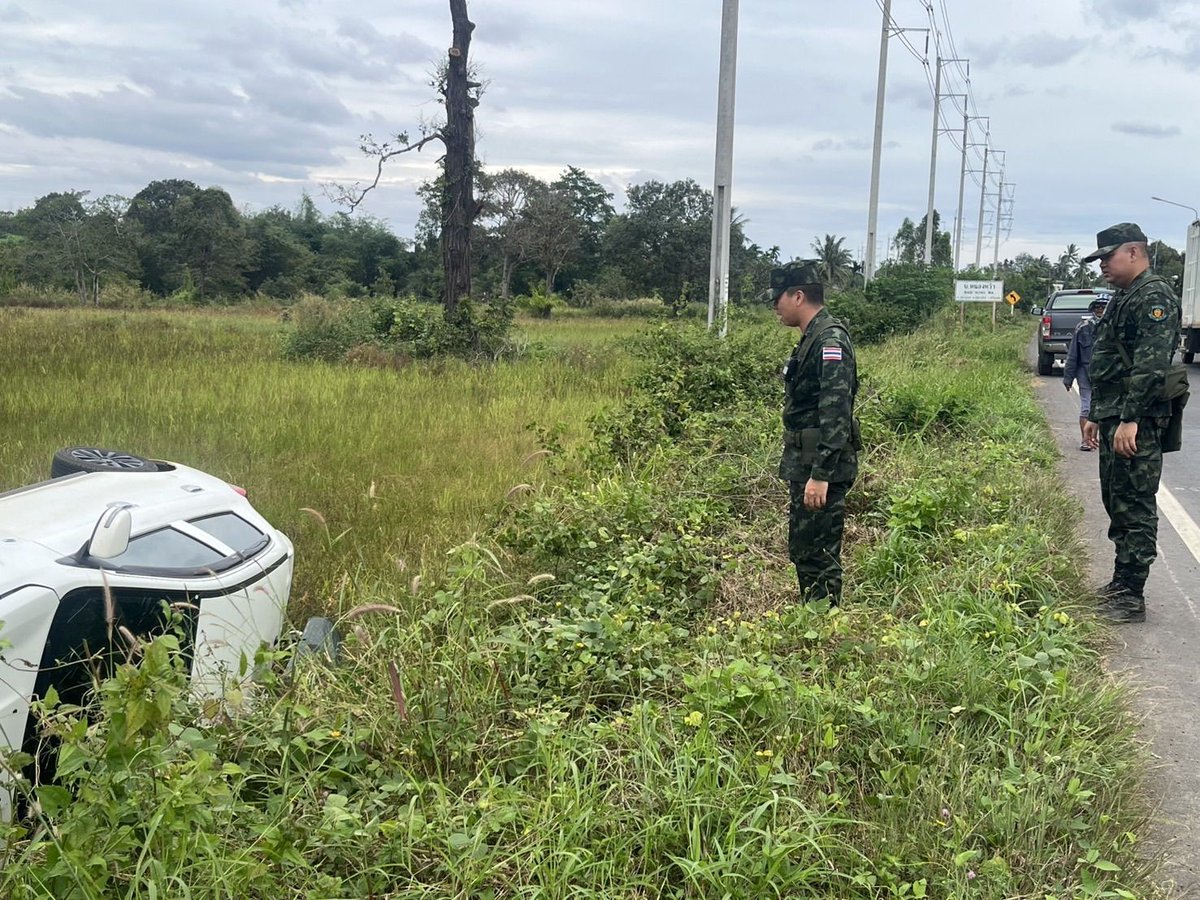 army2pr's tweet image. พ.ท.จตุพล  นิยมปัทมะ ผบ.ร.3 พัน.2/ผบ.พัน.ร.12 พร้อมด้วย พ.ต. ผดุงเดช พ่อค้าช้าง รองผบ.ร.3 พัน.2/ผบ.พัน.ร.12 และกำลังพล ขณะเดินทางปฏิบัติภารกิจในพื้นที่ จ.ศรีสะเกษ พบเห็นรถเสียหลักลงข้างทาง บริเวณ บ.หนองหว้า ต.ภูผาหมอก อ.กันทรลักษ์ จ.ศรีสะเกษ จึงได้เข้าช่วยเหลือผู้ประสบอุบัติเหตุ