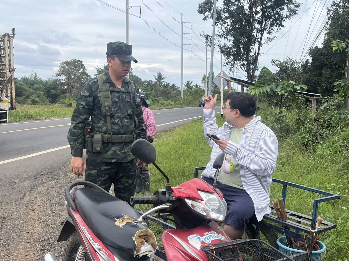 army2pr's tweet image. พ.ท.จตุพล  นิยมปัทมะ ผบ.ร.3 พัน.2/ผบ.พัน.ร.12 พร้อมด้วย พ.ต. ผดุงเดช พ่อค้าช้าง รองผบ.ร.3 พัน.2/ผบ.พัน.ร.12 และกำลังพล ขณะเดินทางปฏิบัติภารกิจในพื้นที่ จ.ศรีสะเกษ พบเห็นรถเสียหลักลงข้างทาง บริเวณ บ.หนองหว้า ต.ภูผาหมอก อ.กันทรลักษ์ จ.ศรีสะเกษ จึงได้เข้าช่วยเหลือผู้ประสบอุบัติเหตุ