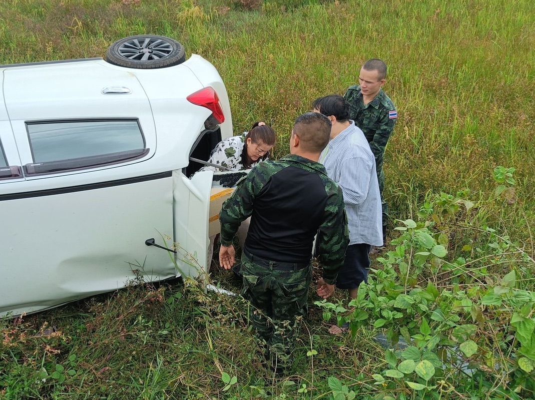 army2pr's tweet image. พ.ท.จตุพล  นิยมปัทมะ ผบ.ร.3 พัน.2/ผบ.พัน.ร.12 พร้อมด้วย พ.ต. ผดุงเดช พ่อค้าช้าง รองผบ.ร.3 พัน.2/ผบ.พัน.ร.12 และกำลังพล ขณะเดินทางปฏิบัติภารกิจในพื้นที่ จ.ศรีสะเกษ พบเห็นรถเสียหลักลงข้างทาง บริเวณ บ.หนองหว้า ต.ภูผาหมอก อ.กันทรลักษ์ จ.ศรีสะเกษ จึงได้เข้าช่วยเหลือผู้ประสบอุบัติเหตุ