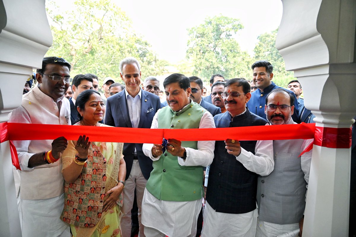 DrMohanYadav51's tweet image. UNESCO World Heritage में खजुराहो का विशेष महत्‍व है। यहां पत्‍थर और मूर्तियां भी बोलती हैं। 

आज खजुराहो, छतरपुर में &apos;द ओबेरॉय राजगढ़ पैलेस&apos; होटल का उद्घाटन किया। इस होटल से स्थानीय लोगों के लिए रोजगार के नए अवसर सृजित होंगे।