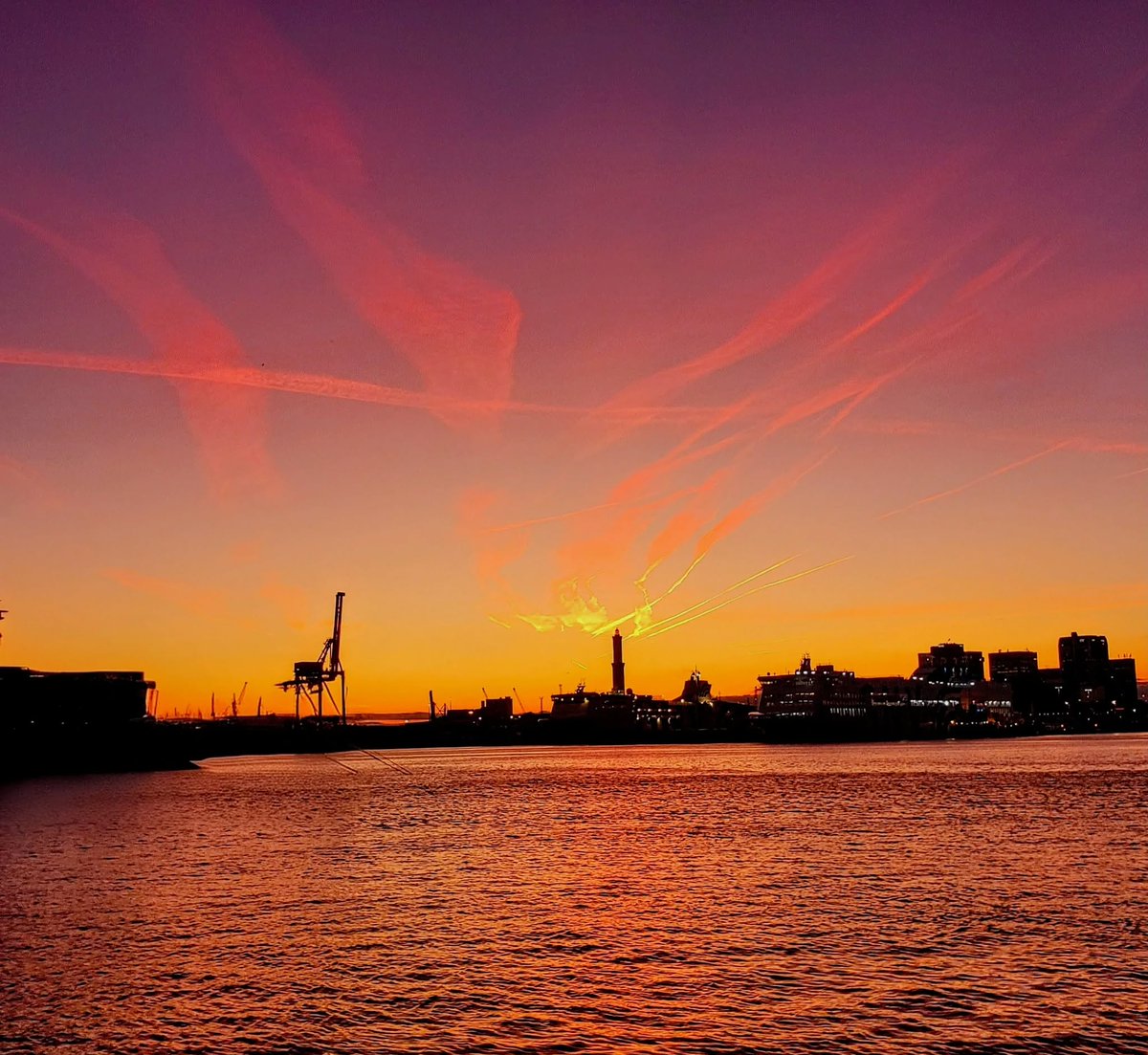 🌅 Non potevamo non ricondividere questo meraviglioso scatto dall'Isola delle Chiatte

E forse è proprio vero che, come disse Enea Silvio Piccolomini (poi Papa Pio II), se Venere vivesse si stabilirebbe a #Genova, sì come dimora fatta per lei... ✨❤️

📸 Eleonora Albanese