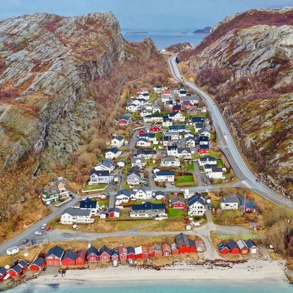 norveç'te iki deniz arasında bir kasaba. bizde olsa ne hale gelirdi sizce? sadece resimli cevaplar...