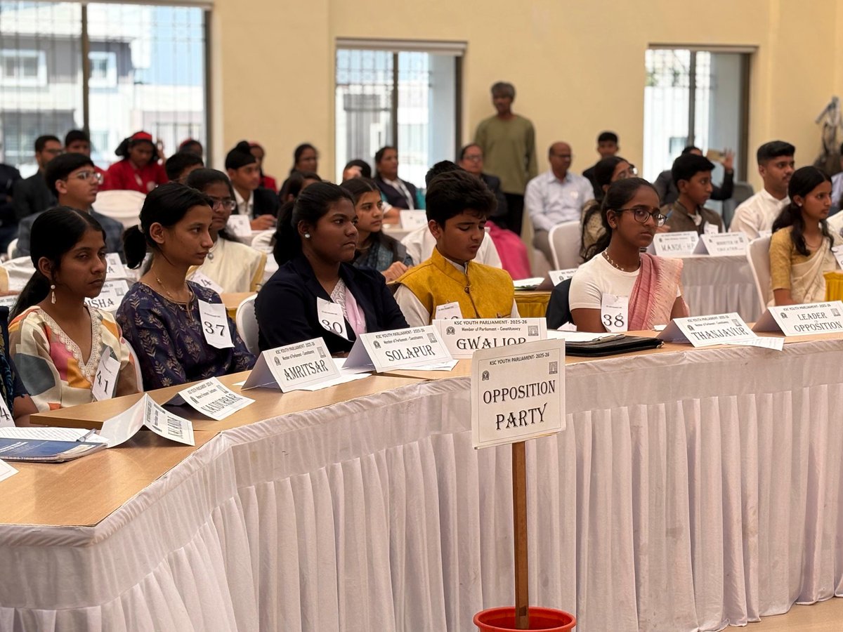 पोदार इंटरनॅशनल स्कुल केएससी युथ पार्लमेंट - २०२५ प्रसंगी उपस्थित राहून विद्यार्थी मित्रांशी संवाद साधला. युथ पार्लमेंटसारखे उपक्रम विद्यार्थ्यांमध्ये लोकशाही मूल्यांची जाण, समस्यांकडे विधायक दृष्टीकोनातून पाहण्याची क्षमता आणि संवादकौशल्य अधिक दृढ करतात. विद्यार्थ्यांनी मांडलेले