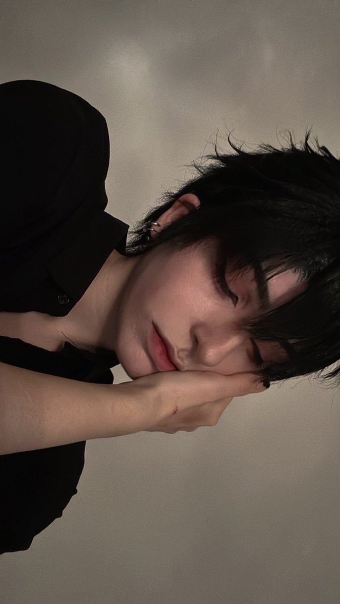 yawnzzbinnie's tweet photo. txt’s target demographic https://t.co/iSO5Dghadb