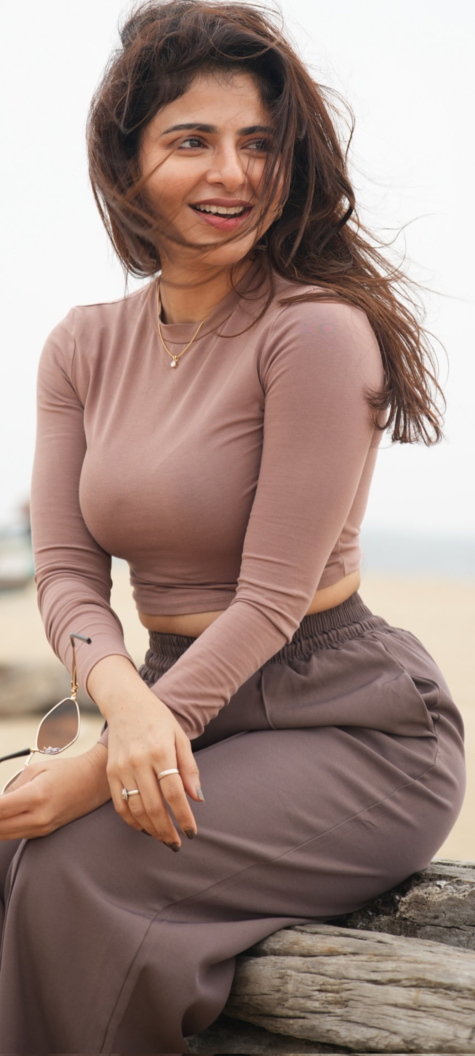 Iswarya Menon Hot Saree Pics | The Radiant Beauty & Versatile Star of South Indian Cinema iiQ8