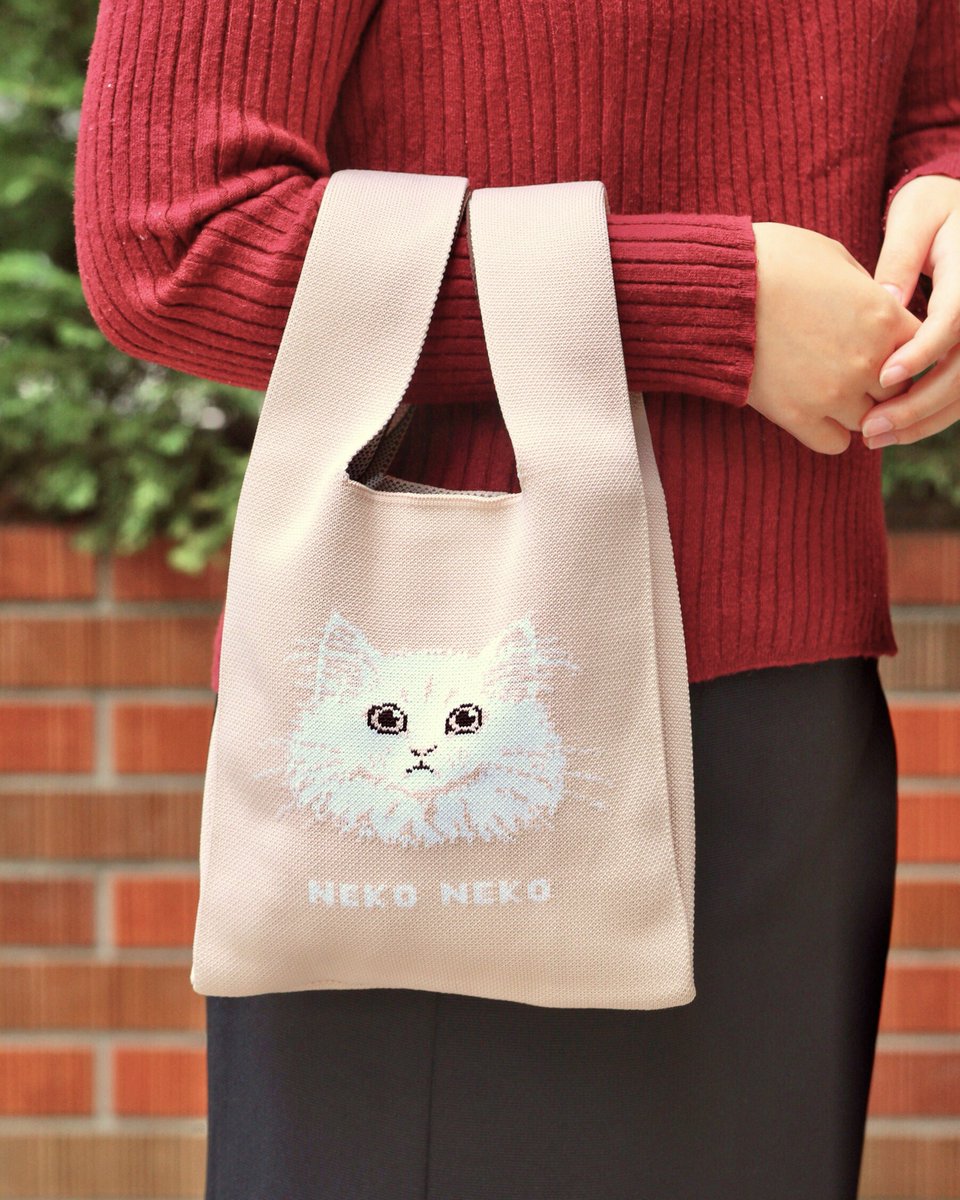 黒ねこといっしょに、甘く特別なひとときを🐈‍⬛
「#黒ねこクリスマスケーキ～チョコレート～」
ニットバッグつき🛍

なめらかなチョコムースの中に
香ばしいキャラメルソースとはちみつブリュレ🍫🍯

ケーキには こねこ がちょこん🐱
おめかししてクリスマスを盛り上げます🎅🦌

nekonekocheesecake.com/news/%e3%80%90…