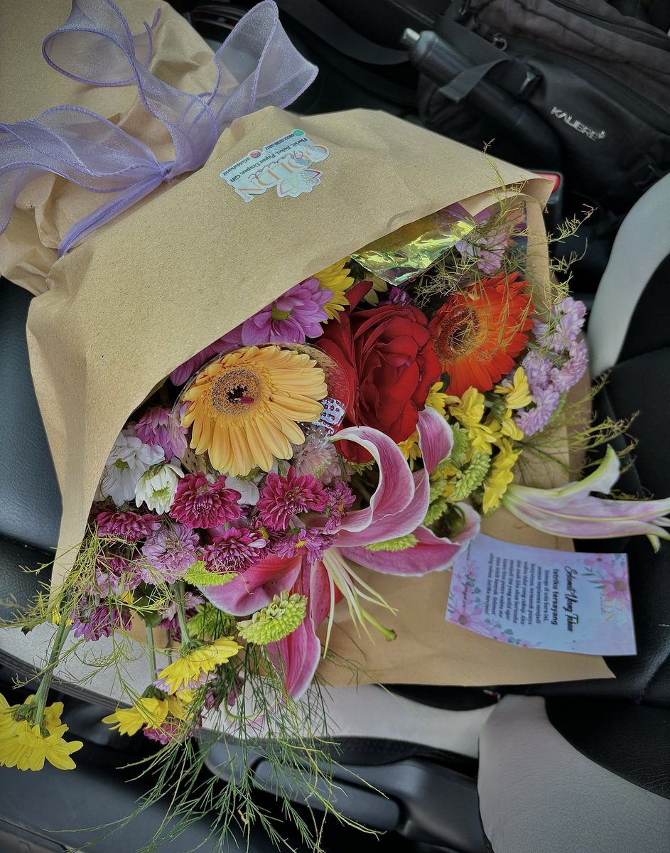 Justcalltria's tweet photo. Omggggggg!! Ternyata gini ya rasanya dicintai secara ugal-ugalan🤭✨🫶🏻

Ps: Happy bgt dpt 2 buket birthday tahun ini💐 https://t.co/t0IfqGYyyd