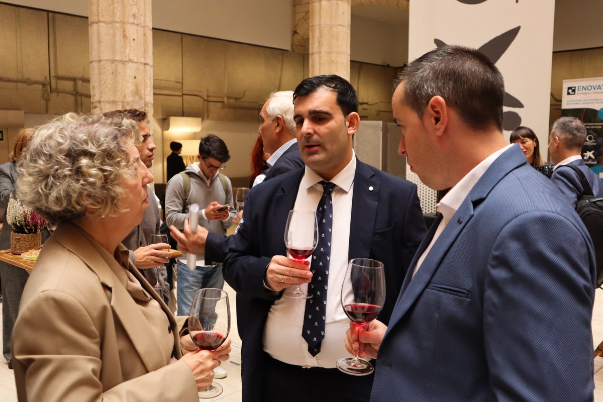 Cuando el sector del vino se reúne para pensar en grande… pasan cosas. 📸 Así se vivieron las I Jornadas ENOVATE en Burgos.
Innovación + Sostenibilidad + Acción. Un encuentro que pone sobre la mesa las claves de un sector que avanza unido:
#ENOVATE2025 #VinoSostenible #Burgos