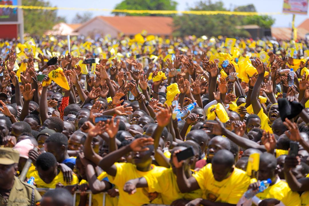 cbsfm_ug's tweet image. Banna @NRMOnline district y’e Namayingo baatuuse dda mu kisaawe kya Namayingo Primary School gokulindirira Ssentebe w’ekibiina kyabwe agenda okubakubamu olukungaana lw’okubasaba akalulu.
Bakulembeddwamu Ssaabawandiisi w’ekibiina kyabwe Hon Richard Todwong.
#CBSFmUpdates