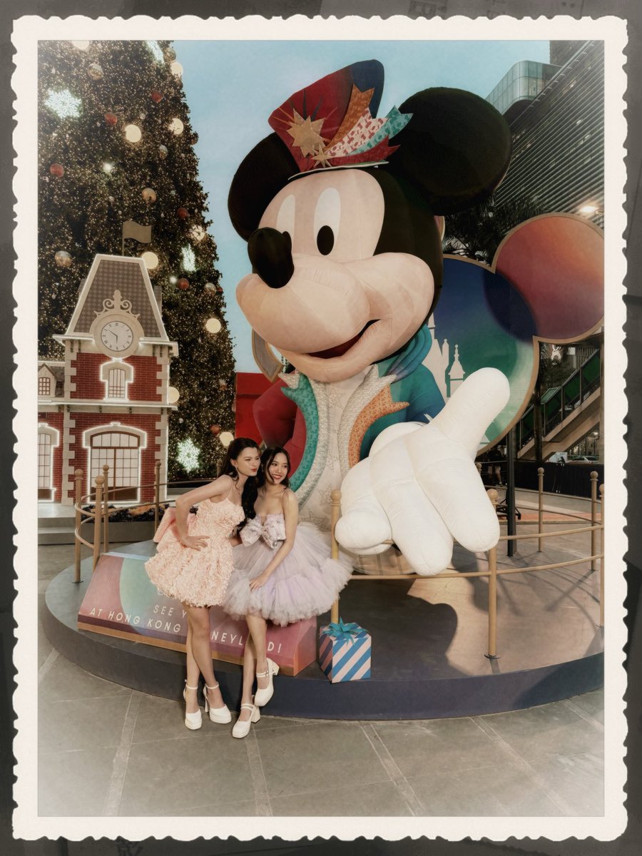 titlesitti's tweet image. 🎄🩷💜👩🏻‍🤝‍👩🏼

FREEN BECKY AT CTW XMAS
#CTWXmasxFreenBecky
#centralwOrld
#CTWTheMagicalStars2026
#CTWWorldsBestFestiveDest
#เที่ยวดิสนีย์ที่เซ็นทรัล
#srchafreen #beckysangels 
#FreenBecky #ฟรีนเบค