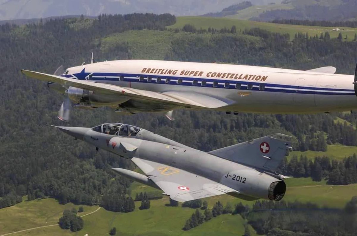 GinieSigonney's tweet image. Do you recognize the aircraft next to the Constellation ? 💚
.
.
.
📷©️Aircraft Lovers
